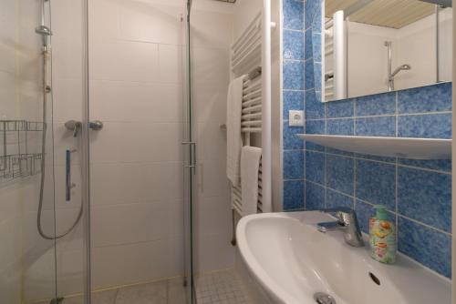 ein Bad mit einem Waschbecken und einer Dusche in der Unterkunft Malerblick - a73966 in Mittenwald