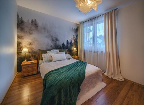 ザコパネにあるViva Maria Apartamentのベッドルーム1室(壁に絵画が描かれたベッド1台付)