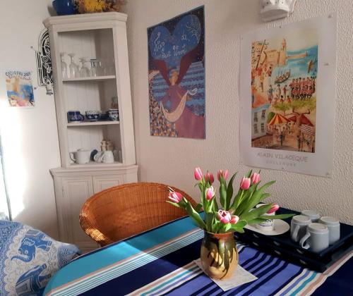 einen Tisch mit einer Blumenvase darüber in der Unterkunft CHARME a 20 m de la plage centre village in Collioure