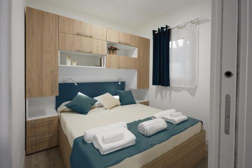 a bedroom with a bed with towels on it at Village Camping Joker in Cavallino-Treporti
