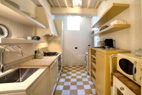 Dapur atau dapur kecil di Lara nice apartment 100m from Piazza del Campo