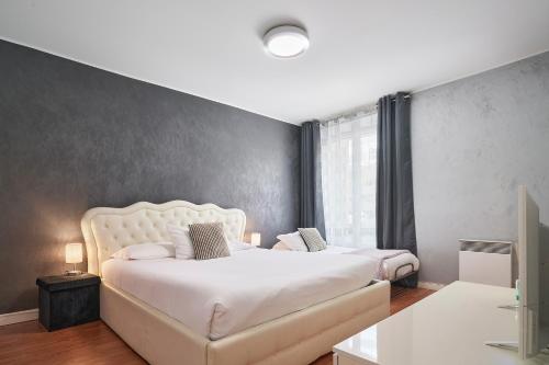 a bedroom with a large bed and a couch at Apparthotel des Congrès et Festivals in Cannes
