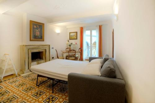 een woonkamer met een bank en een tafel bij Lara nice apartment 100m from Piazza del Campo in Siena