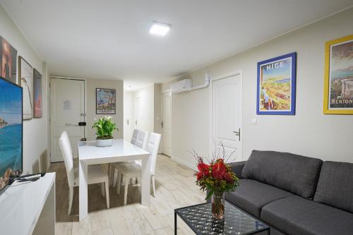 un salon avec un canapé et une table dans l'établissement Apparthotel des Congrès et Festivals, à Cannes