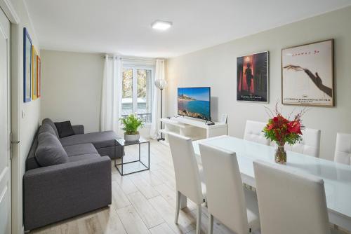 uma sala de estar com uma mesa de jantar e um sofá em Apparthotel des Congrès et Festivals em Cannes