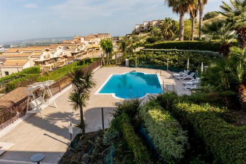 una vista aérea de un complejo con piscina y palmeras en Residenza Borgo degli Ulivi, en Vasto