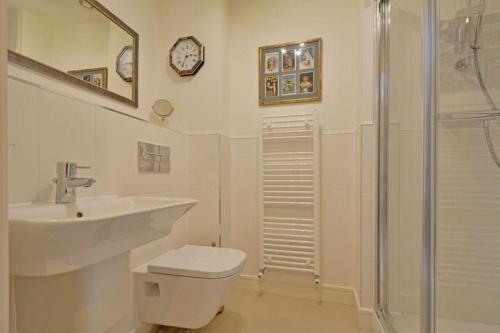 Et badeværelse på Stunning Apartment, balconies, private beach, coast path