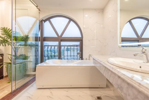 Ένα μπάνιο στο Reyna Luxury Hotel