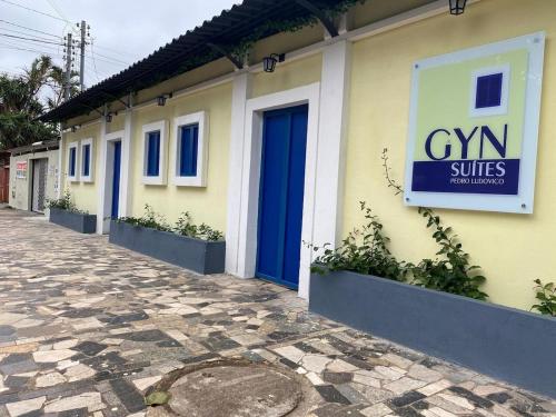 budynek z niebieskimi drzwiami i znakiem na nim w obiekcie GYN SUITES - SUITES EM GOIÂNIA GO w mieście Goiânia