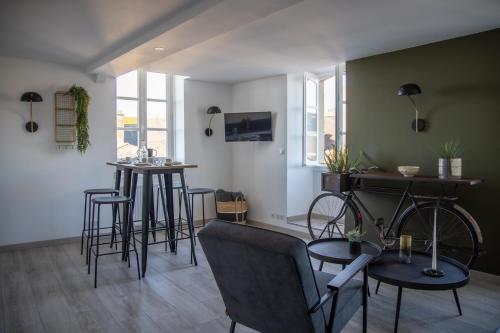 - un salon avec un bar avec un vélo sur le mur dans l'établissement Le Saint-Georges - Splendide T3 centre historique de Vannes, à Vannes