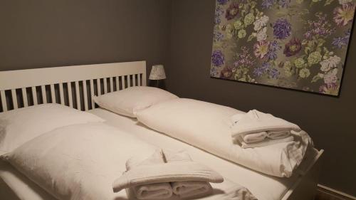 two twin beds in a bedroom with a painting on the wall at Yachthafenresidenz-Wohnung-9301-898 in Kühlungsborn