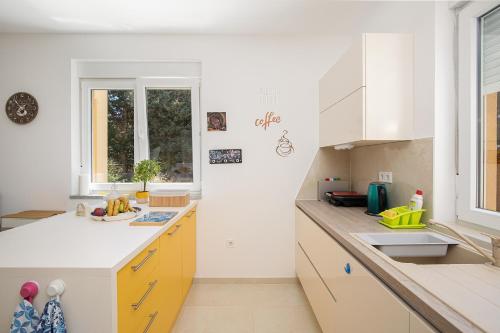 Η κουζίνα ή μικρή κουζίνα στο Apartment J&E
