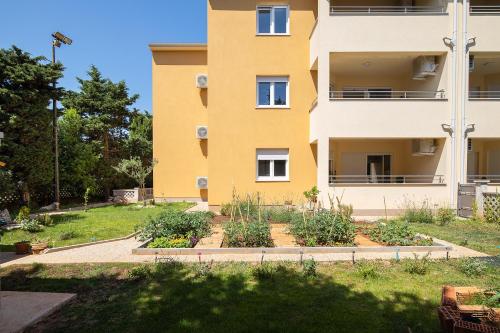Κήπος έξω από το Apartment J&E