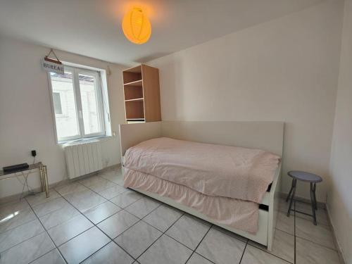 um quarto com uma cama, uma mesa e uma janela em Gîte l'hirondelle em Flers-lez-Lille