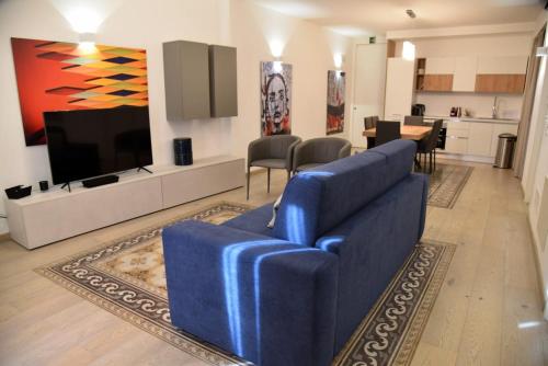 カルタニッセッタにあるDimorae housesのリビングルーム(青いソファ、テレビ付)