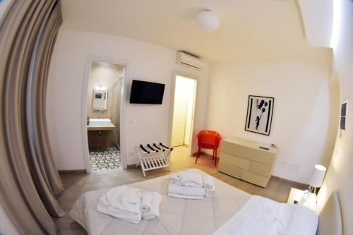 カルタニッセッタにあるDimorae housesの白い部屋(ベッド1台、鏡付)