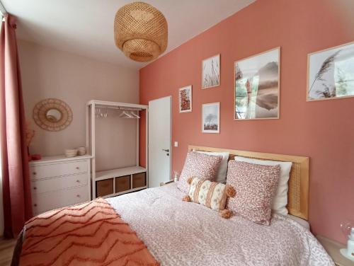 een slaapkamer met roze muren en een bed met een teddybeer erop bij Le Cocon du Lisey, le joyau du vieux Cauterets in Cauterets