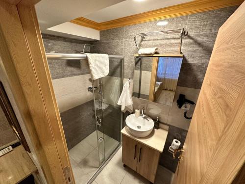 een badkamer met een glazen douche en een wastafel bij Golden Sail Hotel Old City in Istanbul