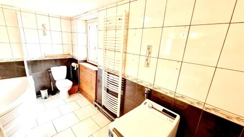 y baño con aseo y lavamanos. en Maison de 3 chambres avec terrasse et wifi a Saint Michel sur Orge, en Saint-Michel-sur-Orge