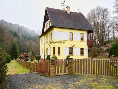 Casa blanca y amarilla con valla de madera en Holiday Home Zlata Olesnice by Interhome, en Zlatá Olešnice