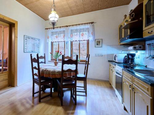 Kuchyň nebo kuchyňský kout v ubytování Holiday Home Zlata Olesnice by Interhome
