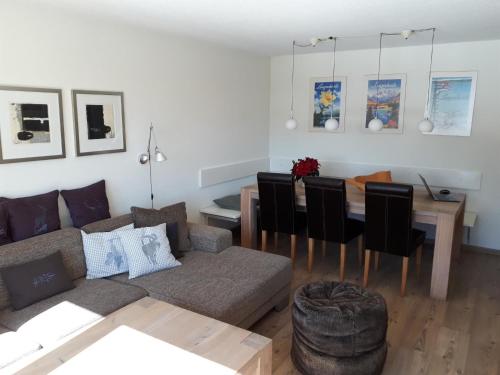 - un salon avec un canapé et une table dans l'établissement Apartment Casa Selva Hauggaard by Interhome, à Valbella