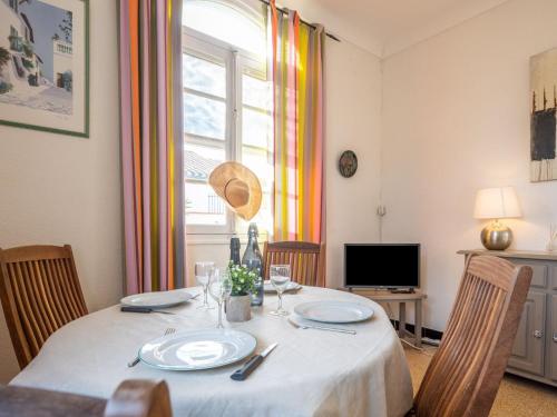 Televízia a/alebo spoločenská miestnosť v ubytovaní Holiday Home Les violettes 2 by Interhome