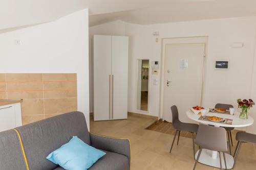 ein Wohnzimmer mit einem Sofa und einem Tisch in der Unterkunft MareVasto - appartamento Vasto Marina in Vasto