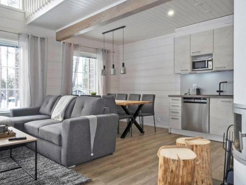 Zona d'estar a Holiday Home Levin ahmahovi 2b by Interhome