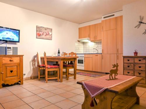 kuchnia ze stołem i jadalnią w obiekcie Apartment Plein Sud by Interhome w mieście Ovronnaz