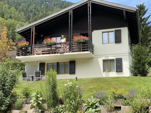 een vrouw op het balkon van een huis bij Apartment Adele by Interhome in Fiesch