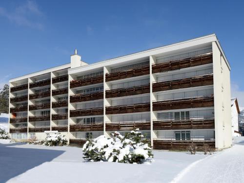 een appartementencomplex met sneeuw ervoor bij Apartment Nr-05 Haus Sursilvana by Interhome in Lenzerheide