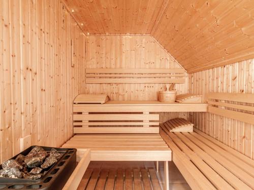 - un sauna en bois avec une cuisinière dans l'établissement Holiday Home Lakeside Village 13 - - sauna by Interhome, à Frymburk