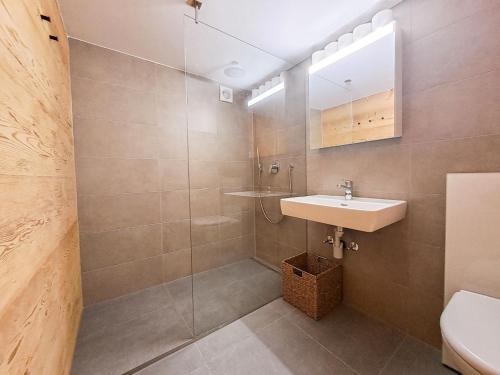 bagno con lavandino e doccia in vetro di Apartment Sernisa Rez by Interhome a Verbier
