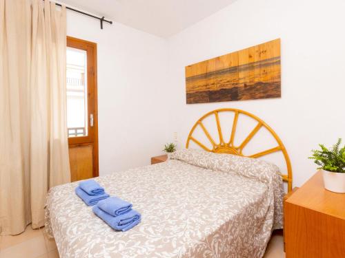 Un dormitorio con una cama con toallas azules. en Holiday Home Gardenia by Interhome, en Cunit