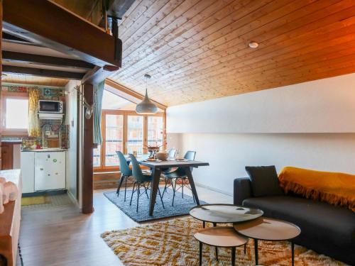 ein Wohnzimmer mit Sofa und Tisch in der Unterkunft Apartment Les Genets 163B by Interhome in Nendaz