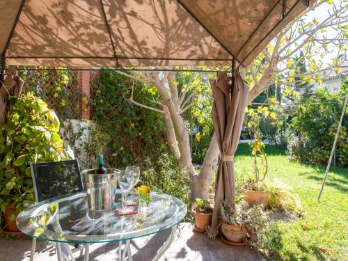 uma mesa de vidro sob uma tenda num jardim em Villa Mara by Interhome em Caleta De Velez
