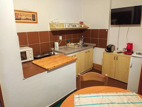 una pequeña cocina con fregadero y microondas en Apartment 637-2 by Interhome en Harrachov