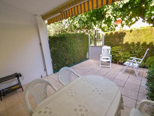 A garden outside Holiday Home Raquel by Interhome
