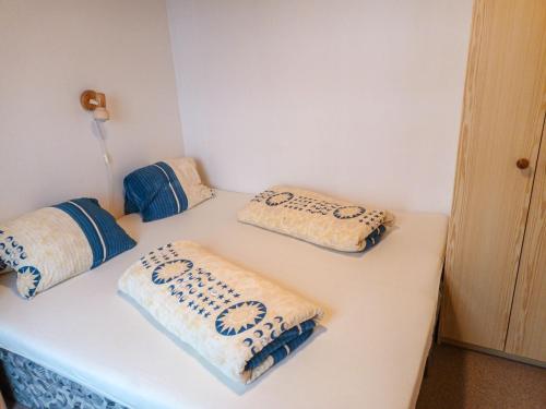 Zimmer mit vier Kissen auf einem Tisch in der Unterkunft Apartment 547-1 by Interhome in Harrachov