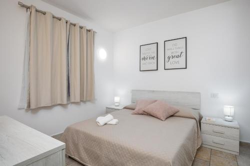 a bedroom with a bed with two towels on it at Casa Vacanze Lo Squalo in Olbia