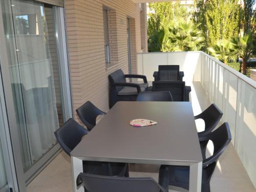 uma mesa branca e cadeiras numa varanda em Apartment Aquaria-5 by Interhome em Salou