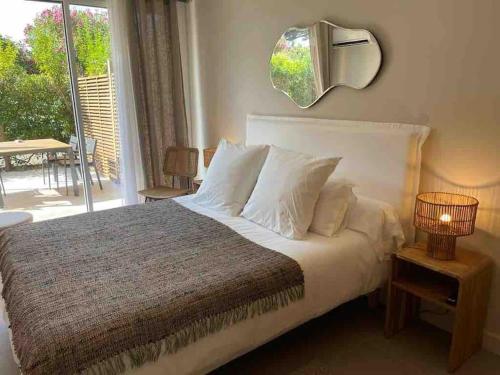 une chambre avec un grand lit avec une grande fenêtre dans l'établissement Appartement entièrement rénové avec Terrasse, à Saint-Tropez