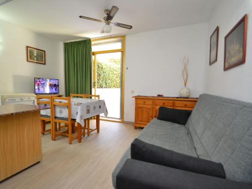 ein Wohnzimmer mit einem Sofa und einem Tisch in der Unterkunft Apartment Catalunya 92-15 by Interhome in Salou