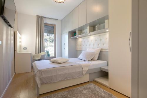 Postel nebo postele na pokoji v ubytování Three Bedroom Apartment Gabby with Sea View