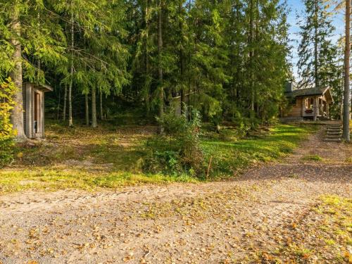 ein Feldweg, der zu einer Hütte im Wald führt in der Unterkunft Holiday Home Lossitupa by Interhome in Iitti