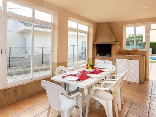 Kuchyňa alebo kuchynka v ubytovaní Villa Villa Tello II by Interhome