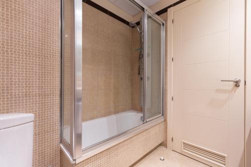 Et badeværelse på Luxury apartment 100 mtrs Beach