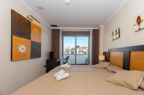 En eller flere senge i et værelse på Luxury apartment 100 mtrs Beach