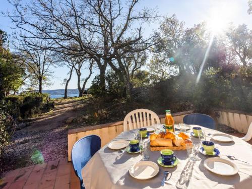 - une table avec de la nourriture et des boissons sur la terrasse dans l'établissement Holiday Home Le Mas du Golfe by Interhome, à Grimaud
